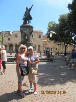S maminkou u sochy Kolumba v Santo Domingu