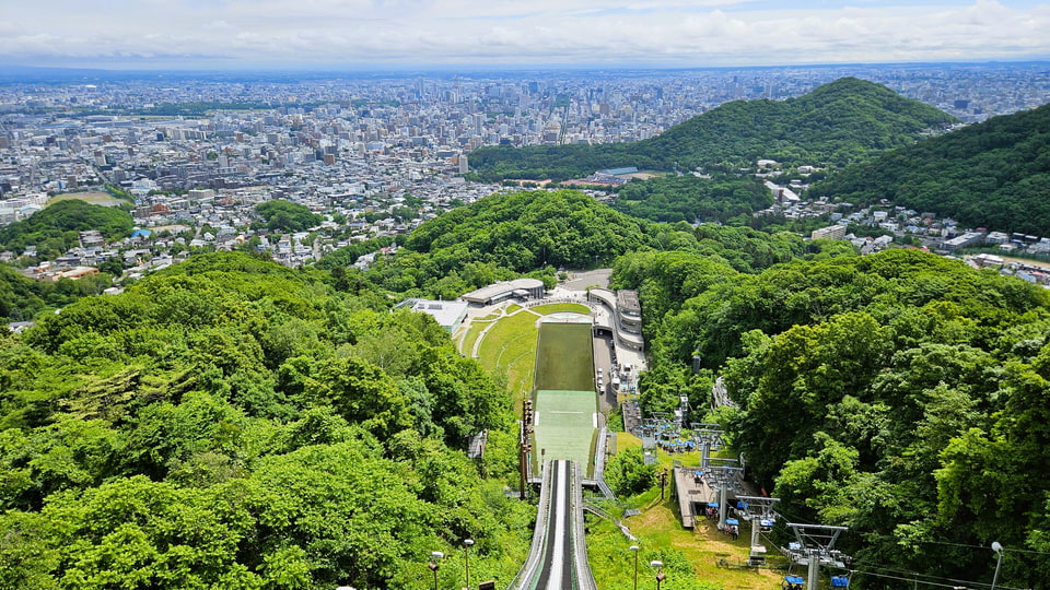 Sapporo z olympijského skokanského můstku