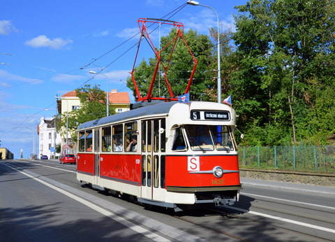 Tatra T2 ev.č. 1435 zachycena v ulici Milady Horákové.