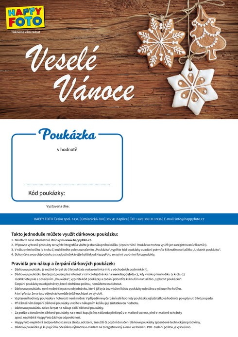 Dárková poukázka s vánočními perníčky na dřevěném pozadí a nápisem Veselé Vánoce