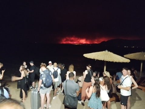 Evakuace z hotelu před požárem,čekání na pláži na zachranu
