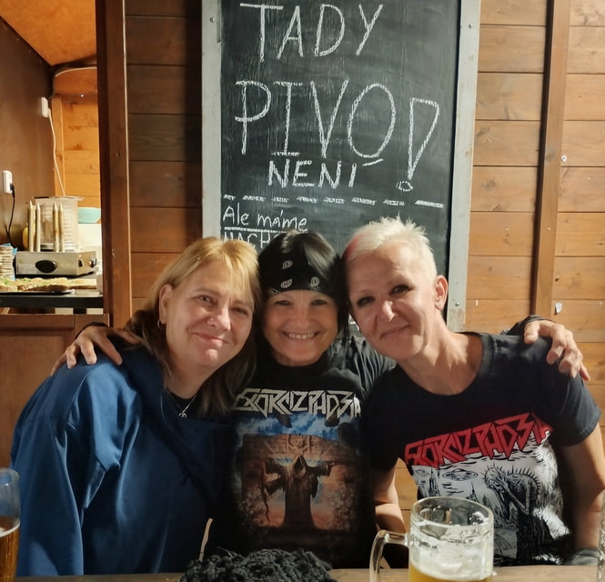 Kámošky na rockovém koncíku