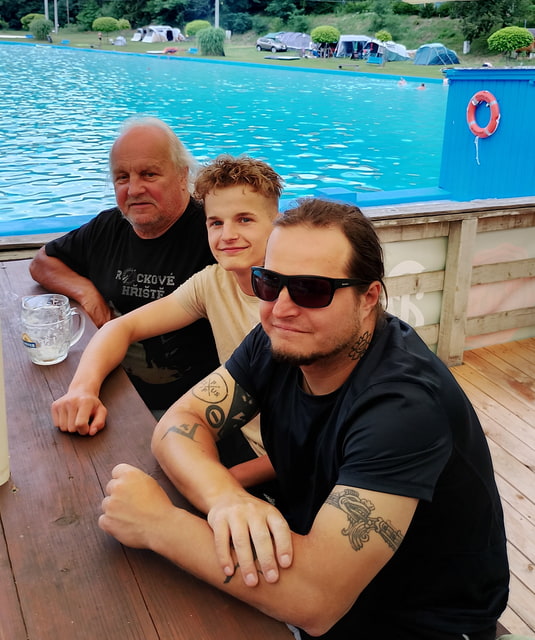 Tři generace-manžel, syn, vnuk