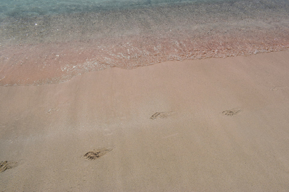 Dětské stopy v růžovém písku