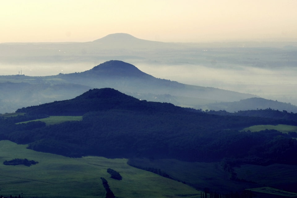 Vrstvení (Stražiště, Radobýl, Říp)