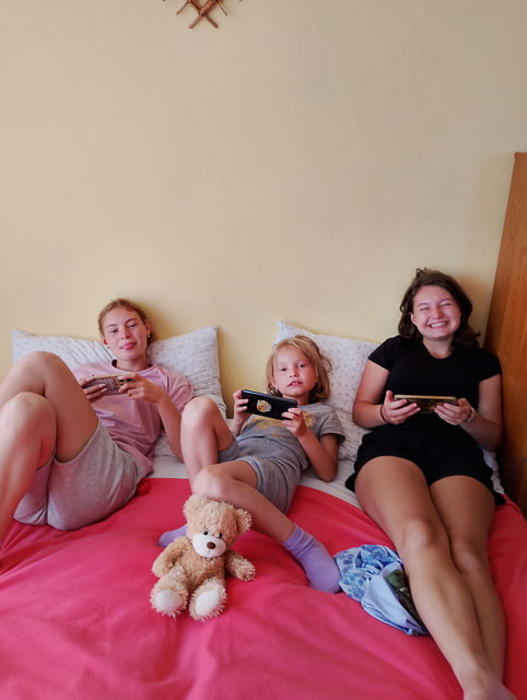 Tři ségry u babičky - polední klid