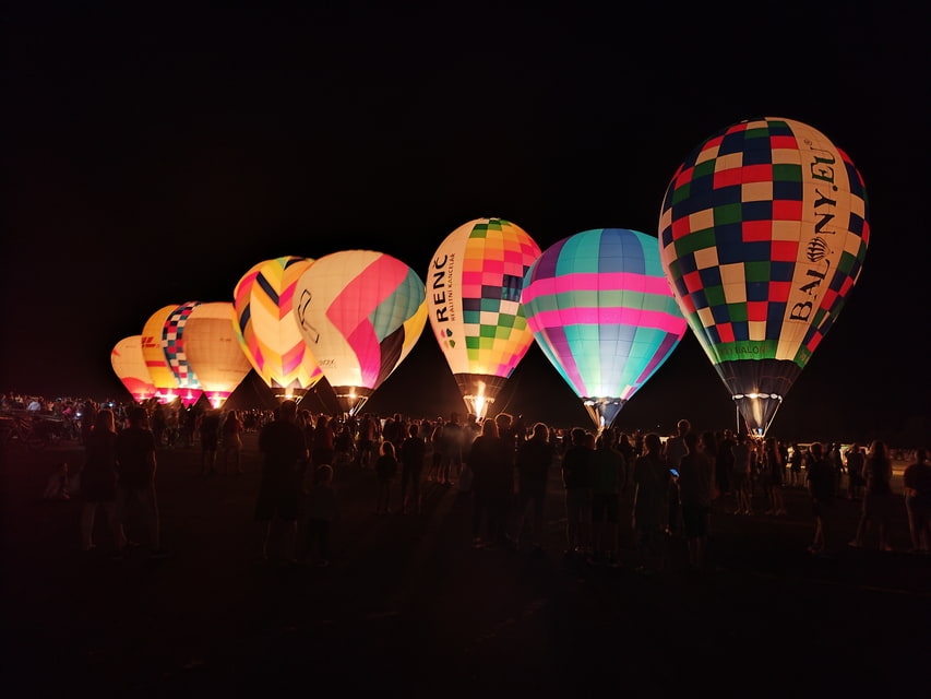 Světelná balónová show.